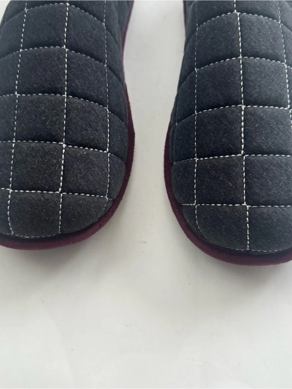 Dearfoams Quilted Clog Slippers Men M 9-10 Charcoal Grey Maroon House Shoes